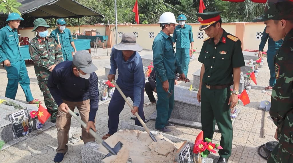 Khai quật, lấy mẫu sinh phẩm đối với 21 mộ liệt sĩ chưa xác định được thông tin tại Nghĩa trang Liệt sĩ Xuân Thịnh