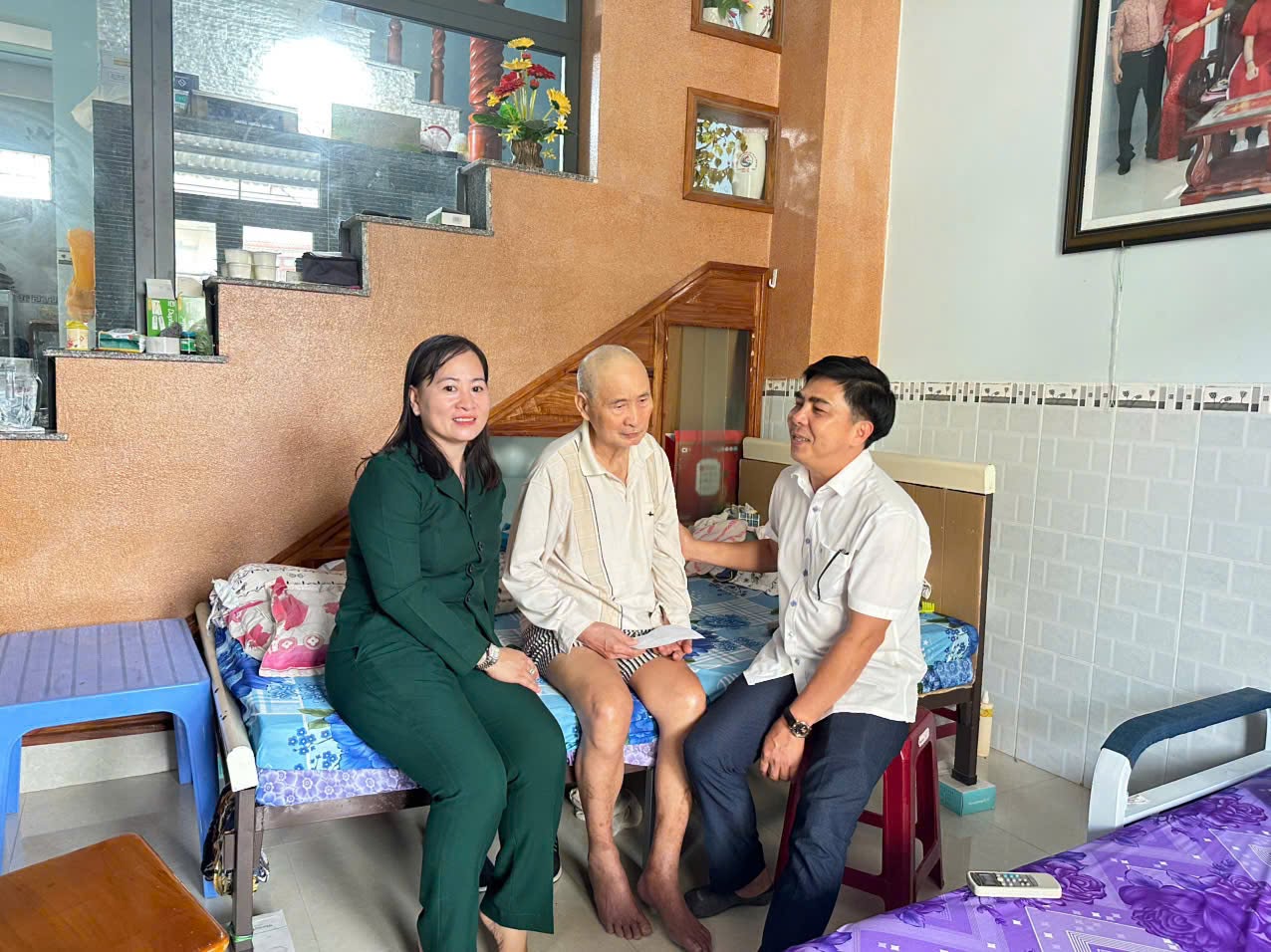 Thường trực Đảng đến thăm, tặng quà thương bệnh binh, gia đình chính sách, người có công với cách mạng trên địa bàn phường