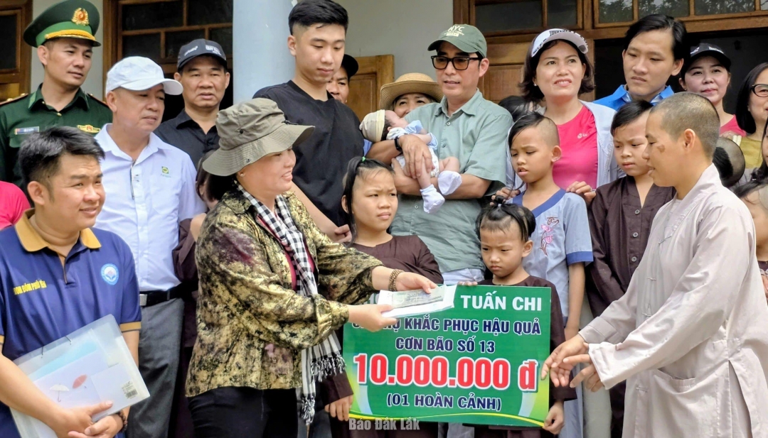 Hỗ trợ cho người dân bị thiệt hại do bão số 13