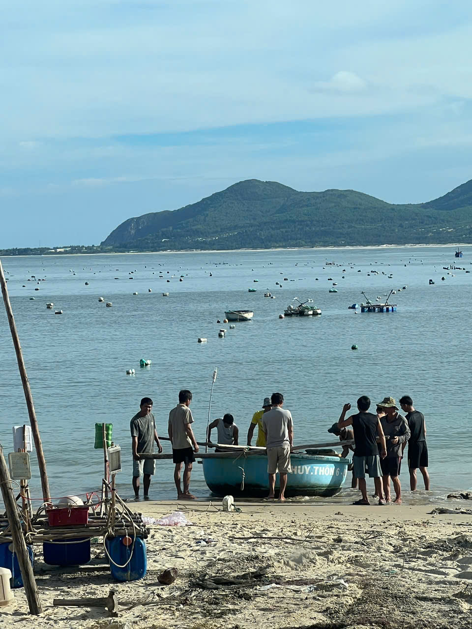 Kêu gọi tàu thuyền tránh bão, đưa người trên lồng bè vào bờ