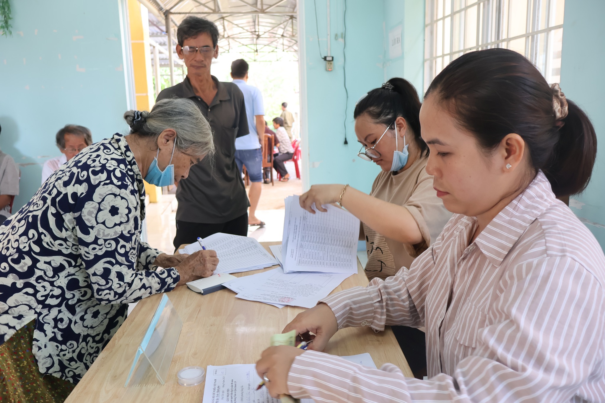 Trao quà 100.000 đồng đến tay bà con nhân dân – Chào mừng 80 năm Quốc khánh 2/9