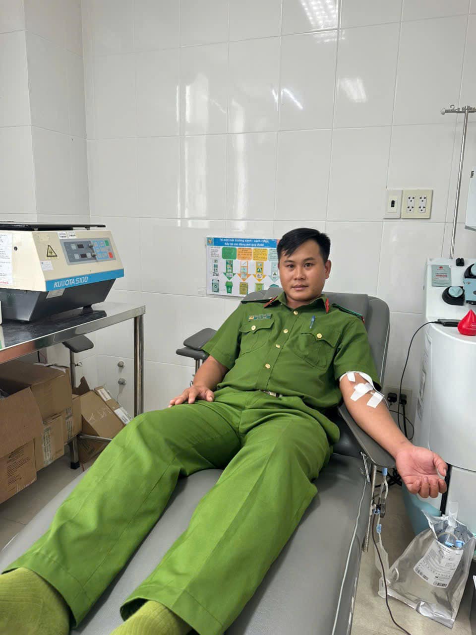 Cán bộ Công an phường Sông Cầu kịp thời hiến máu cứu bệnh nhân qua cơn nguy kịch