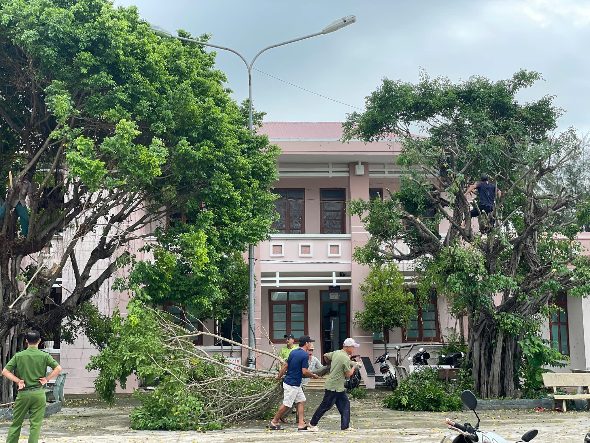 Công an phường Sông Cầu khẩn trương triển khai các biện pháp ứng phó cơn bão số 13