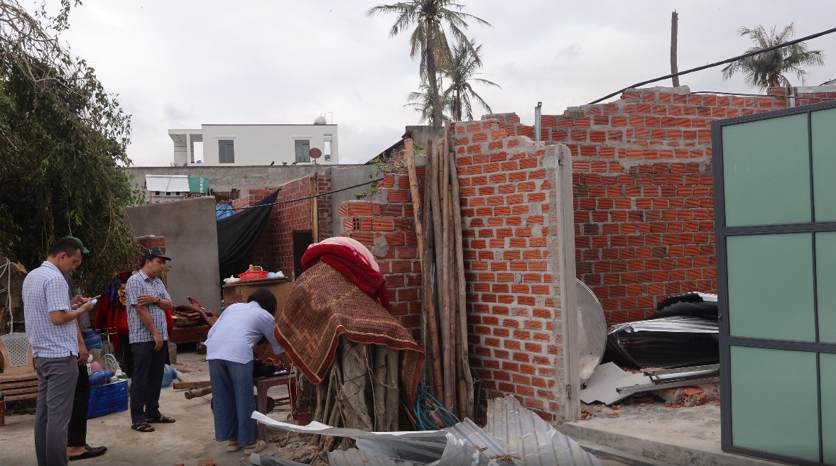 Phường Sông Cầu trao kinh phí hỗ trợ người dân bị thiệt hại nhà do bão số 13 gây ra