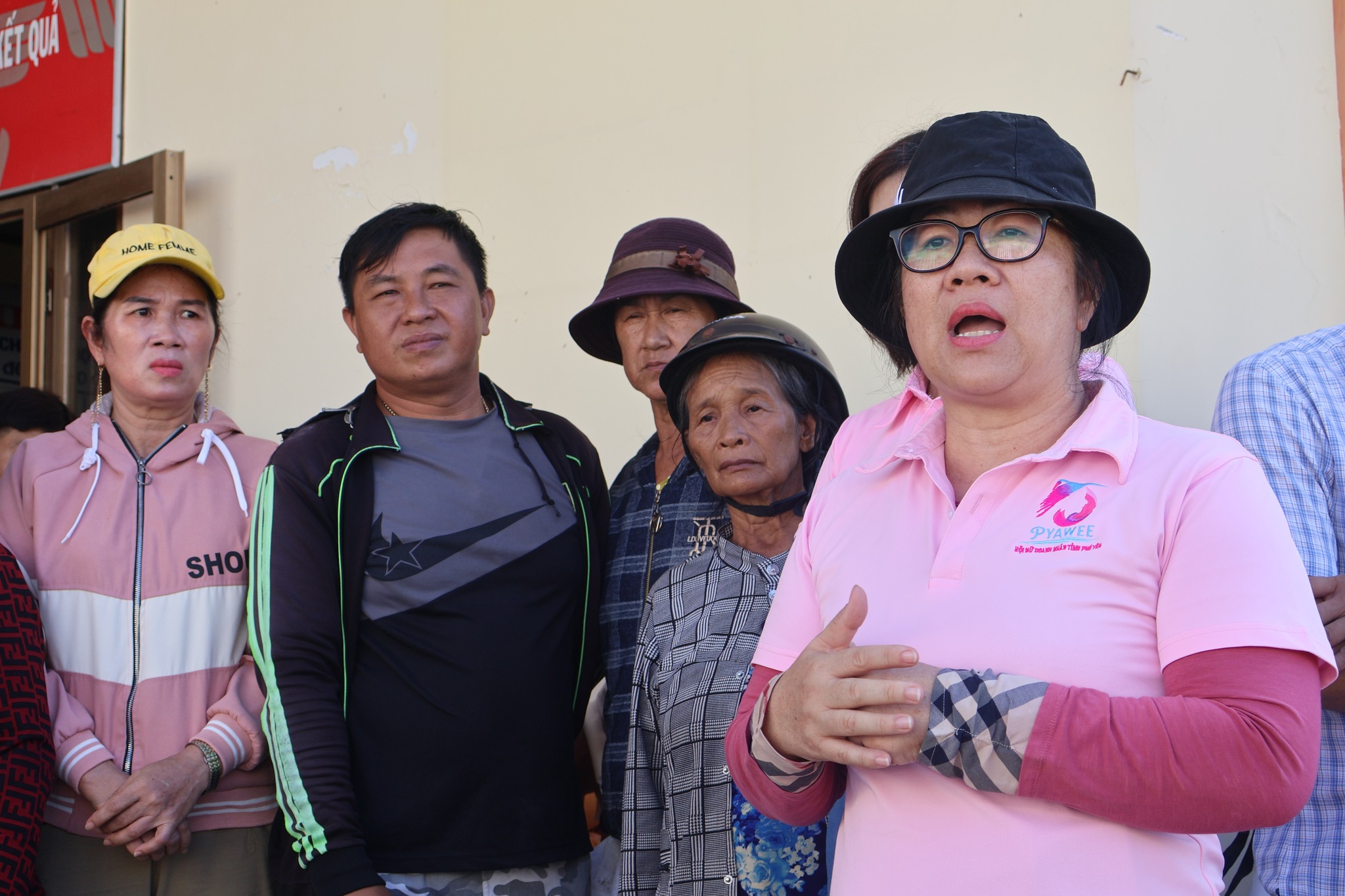 Thăm, tặng 100 suất quà cho các gia đình bị ảnh hưởng do bão số 13 tại phường Sông Cầu