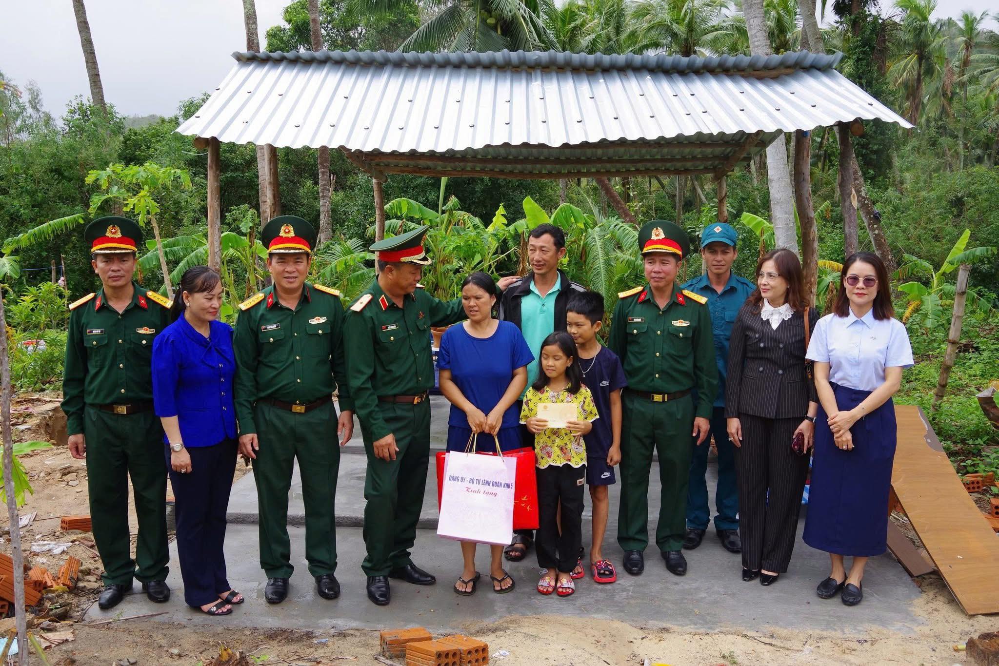 Bộ Tư lệnh Quân khu 5 đã đến thăm, tặng quà và chia sẻ khó khăn với các hộ dân phường Sông Cầu bị thiệt hại nặng do bão số 13