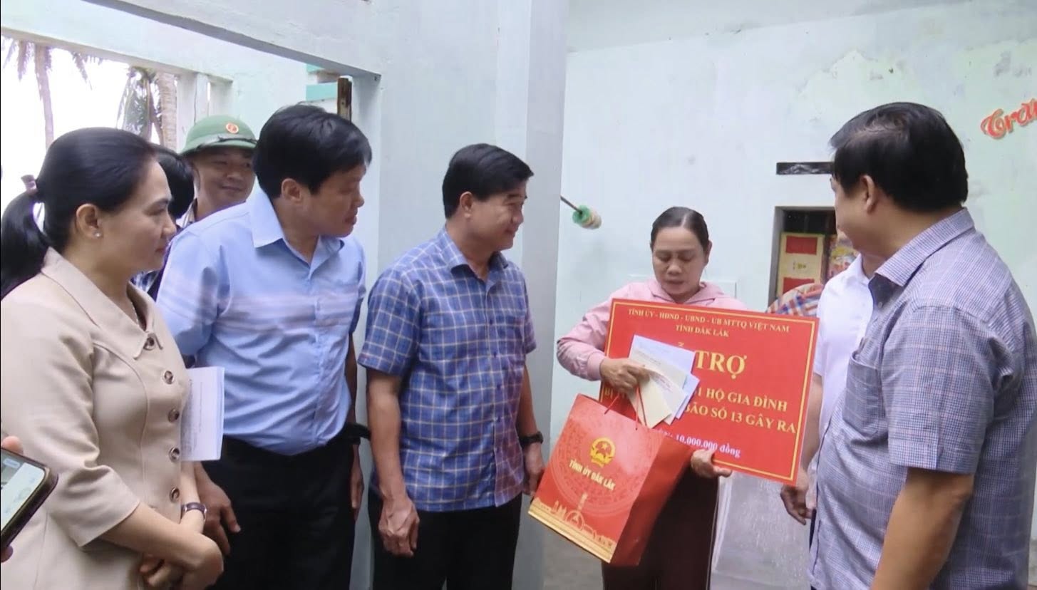 Thăm và trao quà hỗ trợ cho các hộ có nhà sập, tốc mái tại phường Sông Cầu