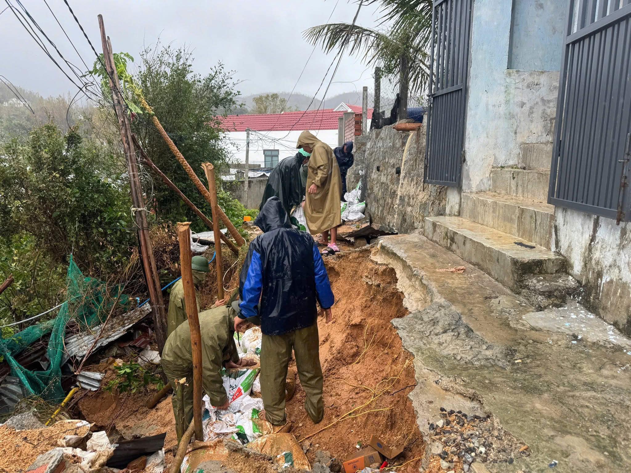 Công an phường Sông Cầu khẩn trương cứu hộ người dân trong mưa lũ