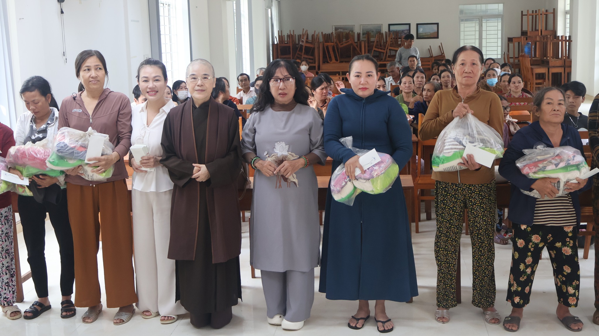 Thăm, tặng quà bà con bị ảnh hưởng, thiệt hại do thiên tại, mưa lũ tại phường Sông Cầu