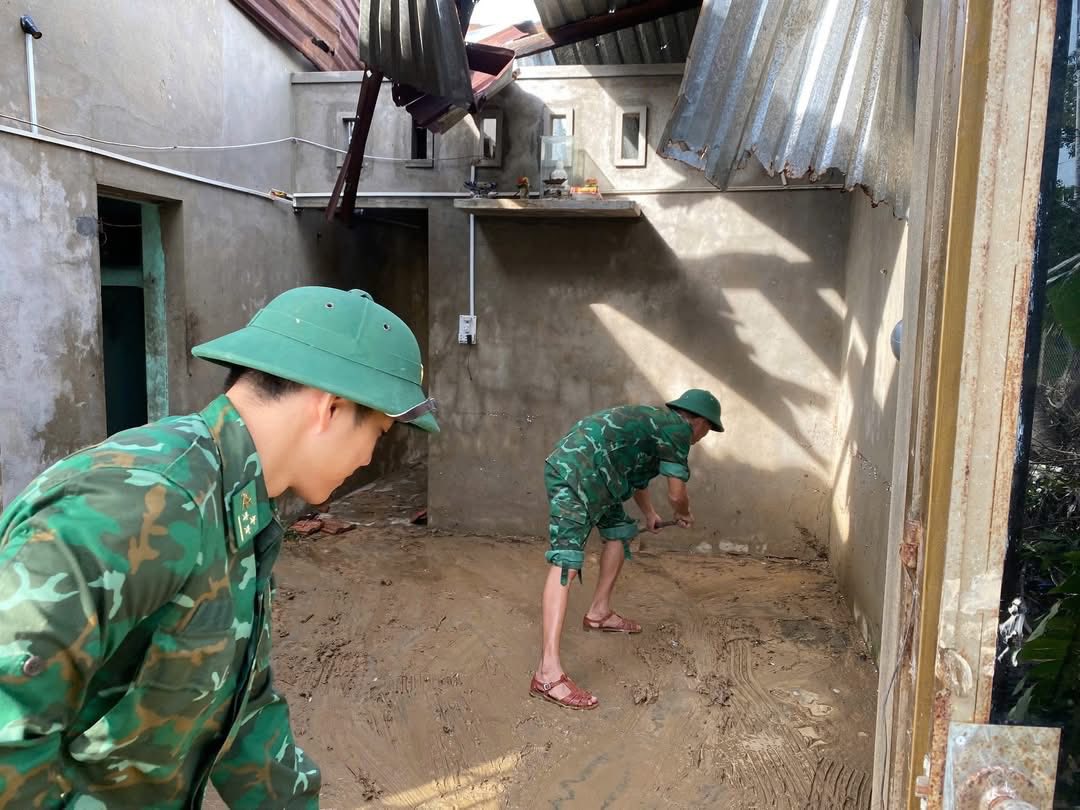 Hỗ trợ các hộ gia đình neo đơn, gia đình chính sách dọn dẹp vệ sinh nhà cửa sau ngập lụt