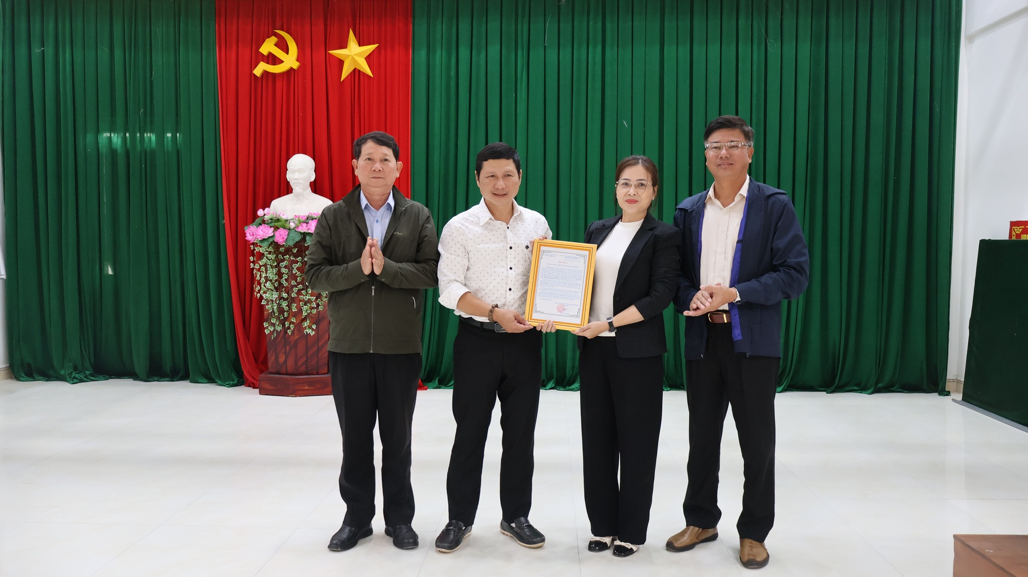 Động viên, hỗ trợ các gia đình có hoàn cảnh khó khăn thiệt hại nặng do thiên tai, mưa lũ