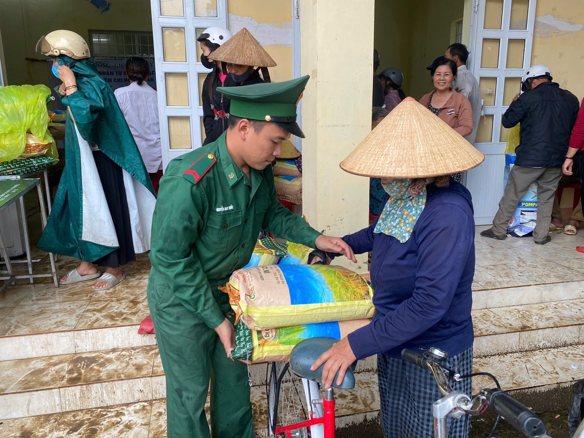 Trao tặng 2,5 tấn lúa giống hỗ trợ 120 hộ gia đình tại Tổ dân phố Long Phước Đông