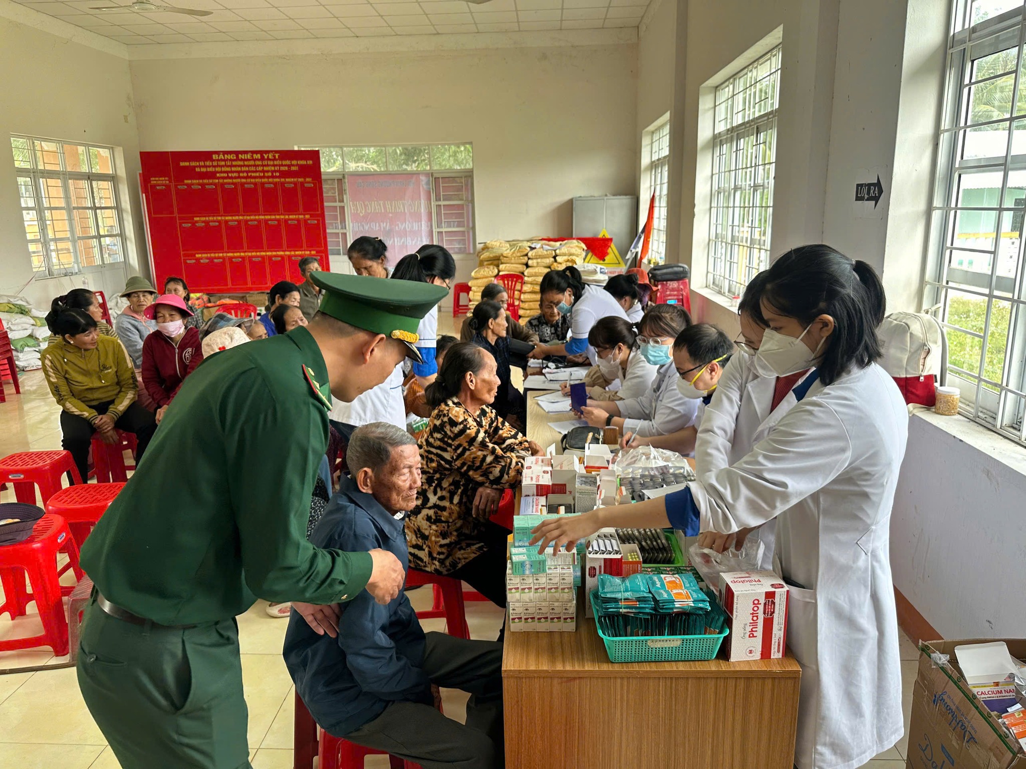 Khám bệnh, tư vấn sức khỏe và cấp phát thuốc miễn phí cho người dân có hoàn cảnh khó khăn