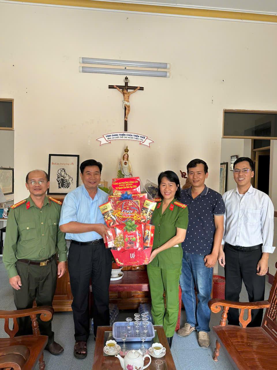 Công an phường Sông Cầu thăm, tặng quà các chức sắc, chức việc tôn giáo trên địa bàn phường nhân dịp Tết Nguyên đán Bính Ngọ 2026