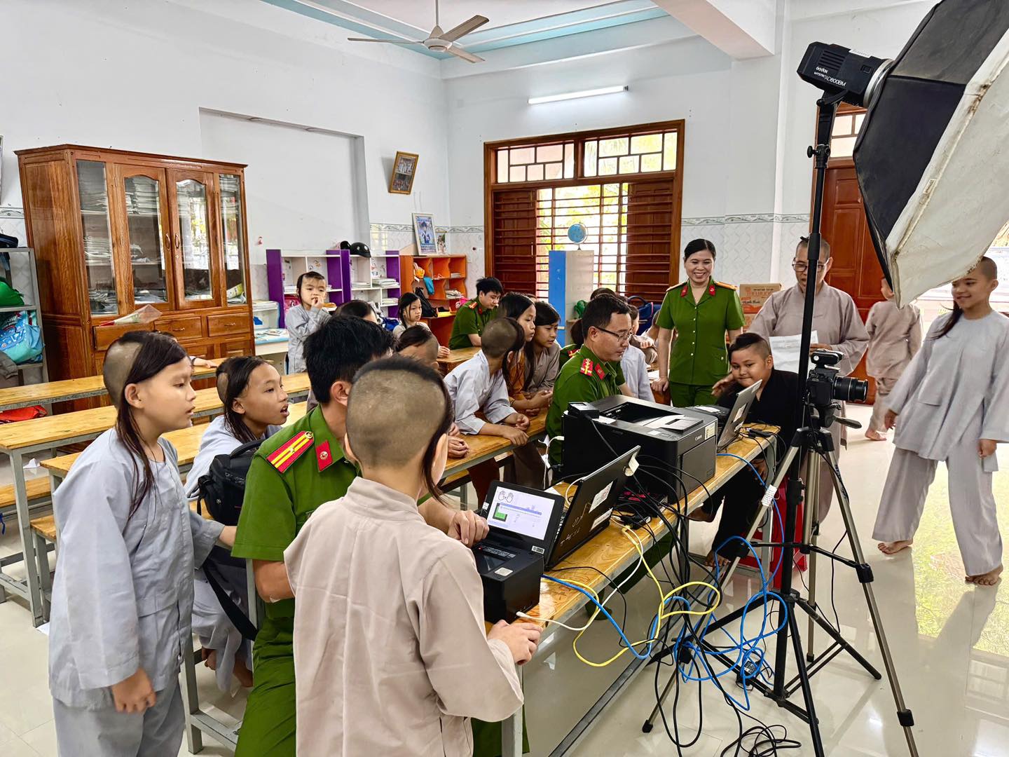 Thu nhận hồ sơ cấp thẻ Căn cước cho các cháu tại Trung tâm nuôi dưỡng trẻ mồ côi "Mái ấm chùa Hải Sơn"