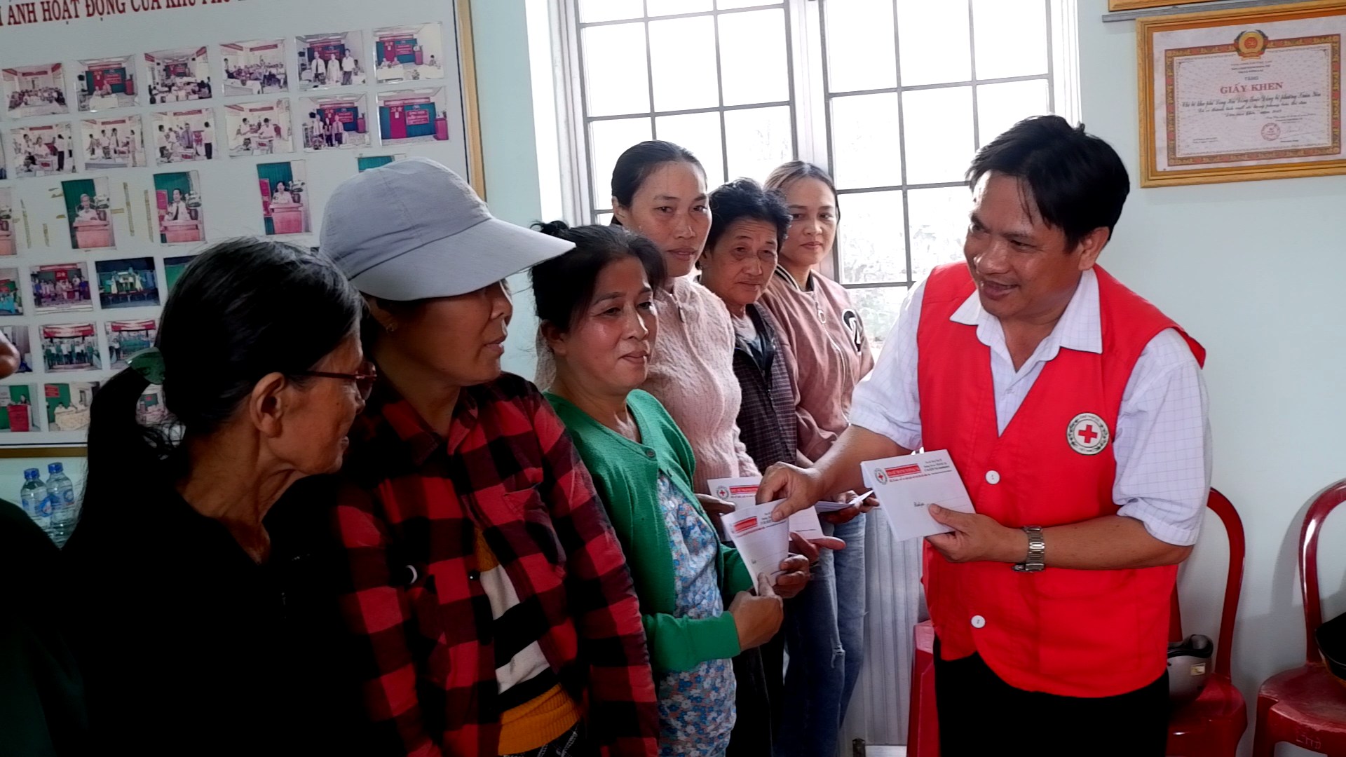 Hội chữ thập đỏ tỉnh tặng quà Tết cho các hộ gia đình khó khăn trên địa bàn phường Sông Cầu