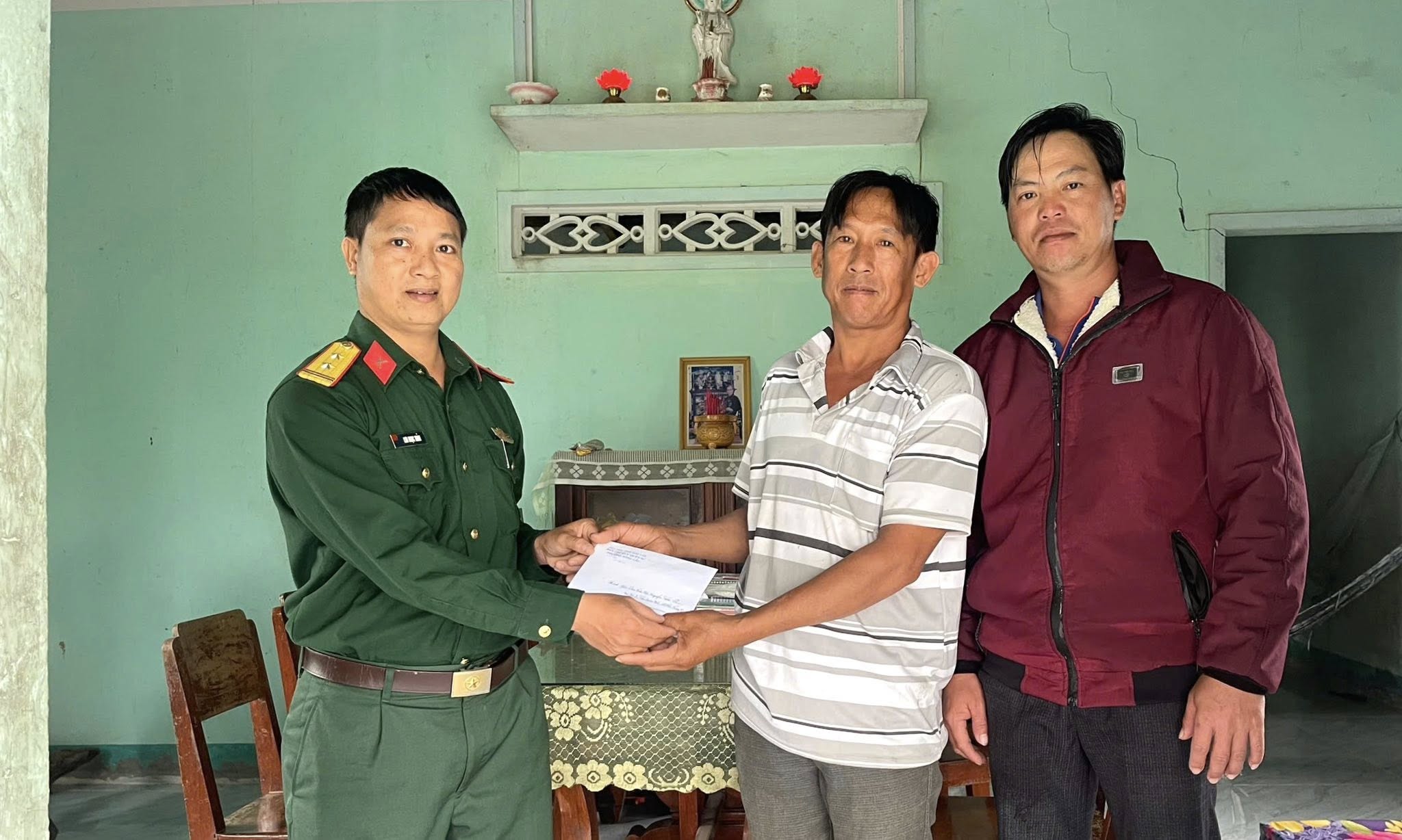 Thăm, tặng quà các gia đình có quân nhân đang làm nhiệm vụ tại đảo Trường Sa