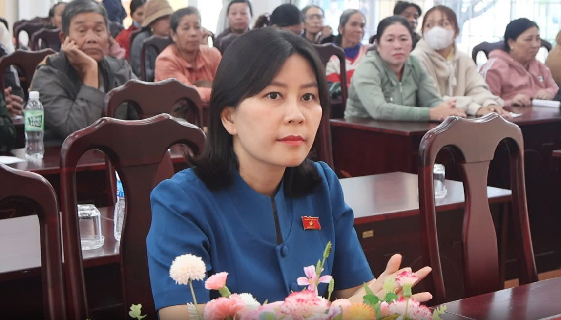 Đoàn Đại biểu Quốc hội tỉnh thăm, tặng quà hộ nghèo, cận nghèo trên địa bàn phường Sông Cầu