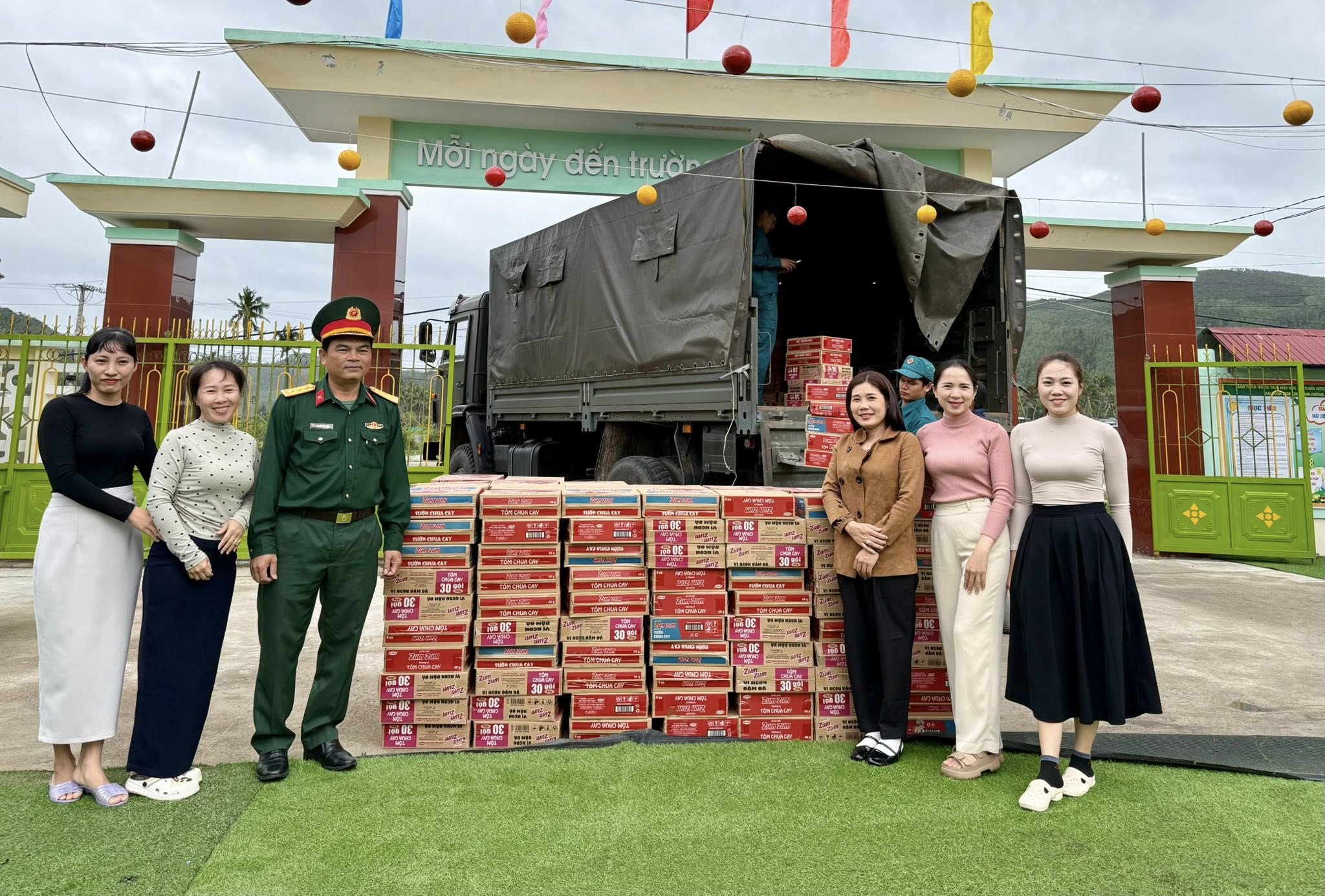 Ban Chỉ huy phòng thủ khu vực 1 - Sông Cầu thăm chúc Tết trường Mầm non Xuân Phương