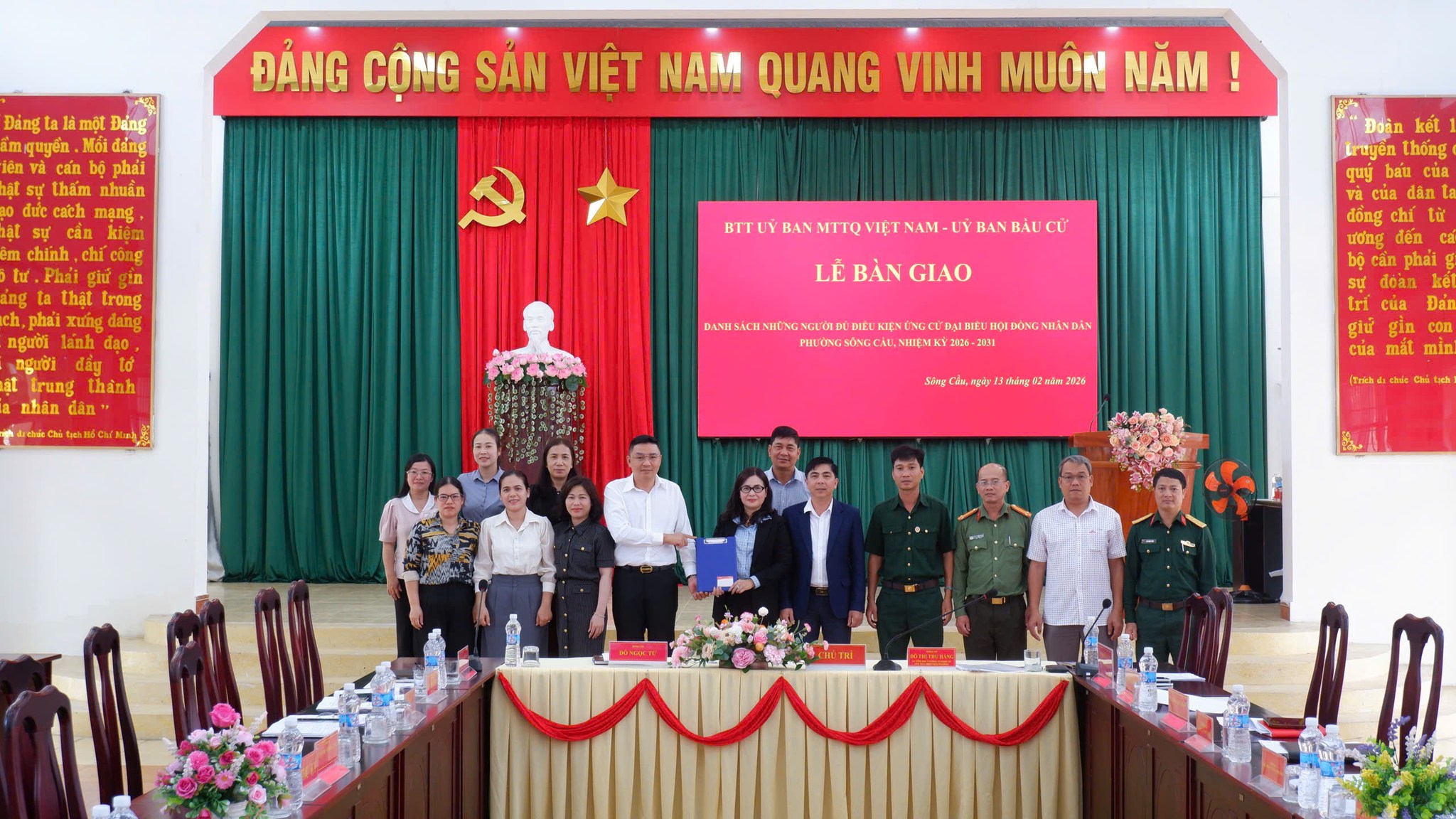 Bàn giao danh sách người đủ tiêu chuẩn ứng cử đại biểu HĐND phường Sông Cầu, nhiệm kỳ 2026-2031