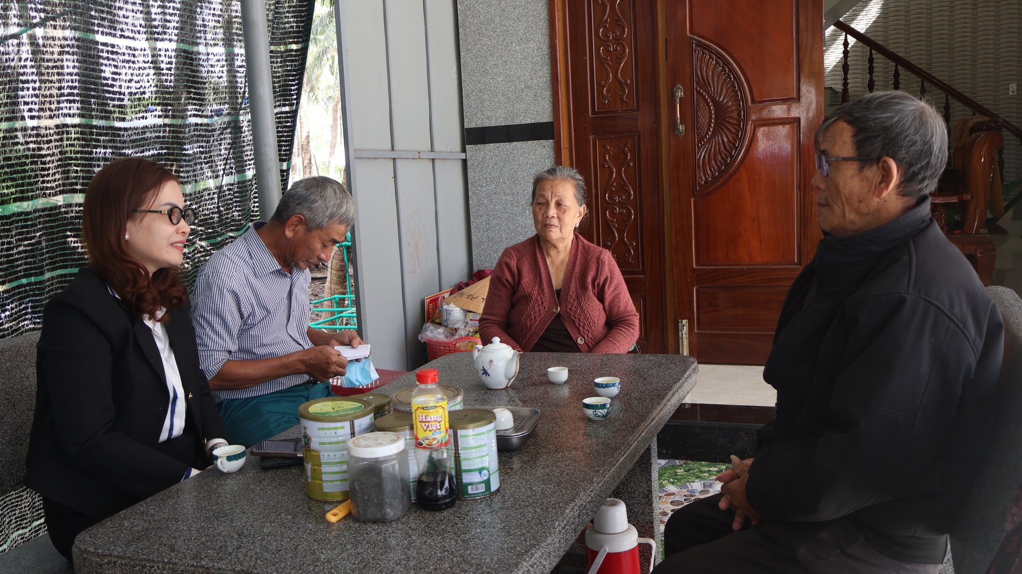 Ủy ban MTTQ Việt Nam phường Sông Cầu đã đến thăm, tặng quà gia đình và thanh niên chuẩn bị nhập ngũ trên địa bàn phường