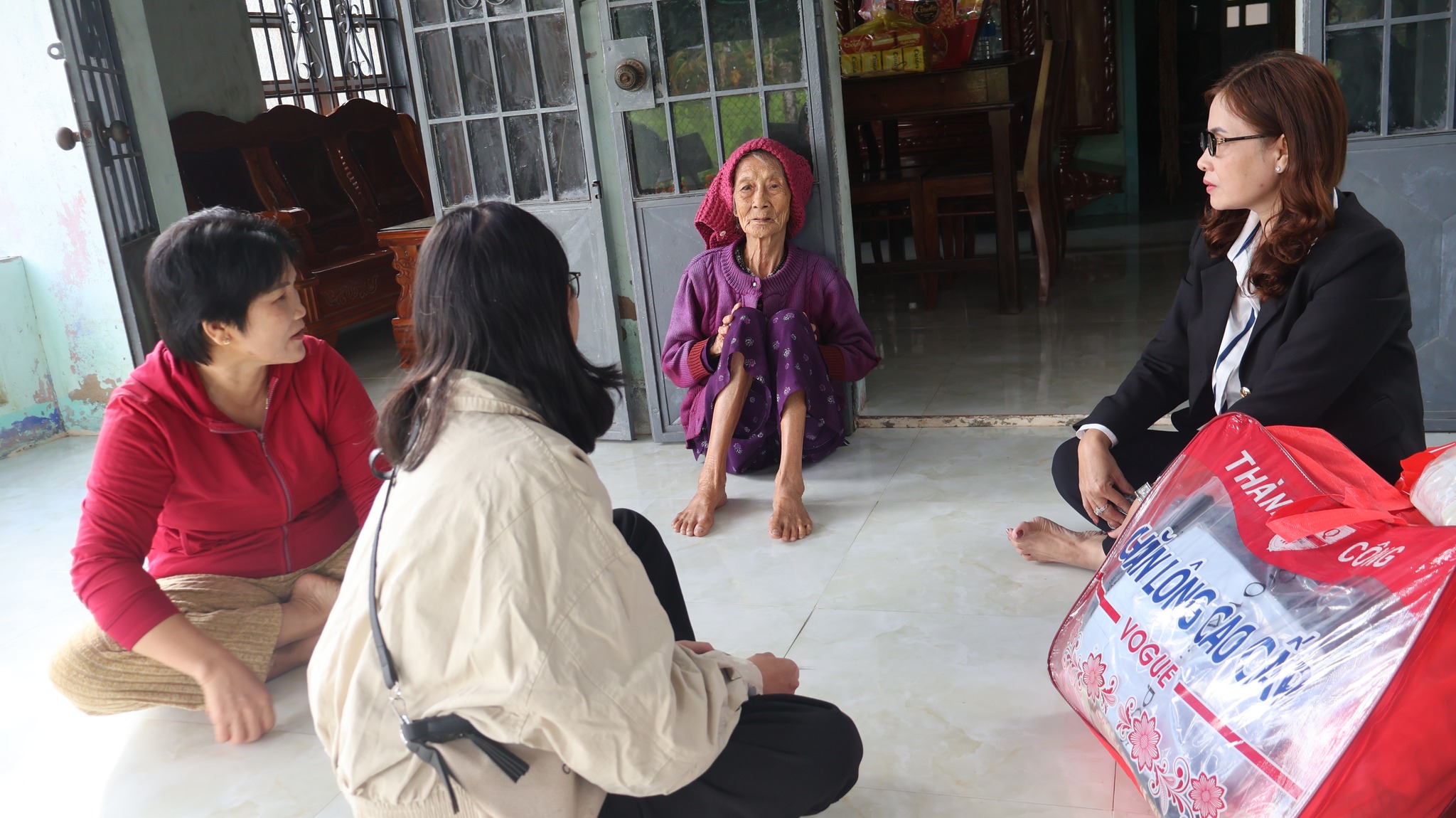 Ủy ban MTTQ Việt Nam phường Sông Cầu đã đến thăm, tặng quà các Mẹ Việt Nam anh hùng trên địa bàn phường