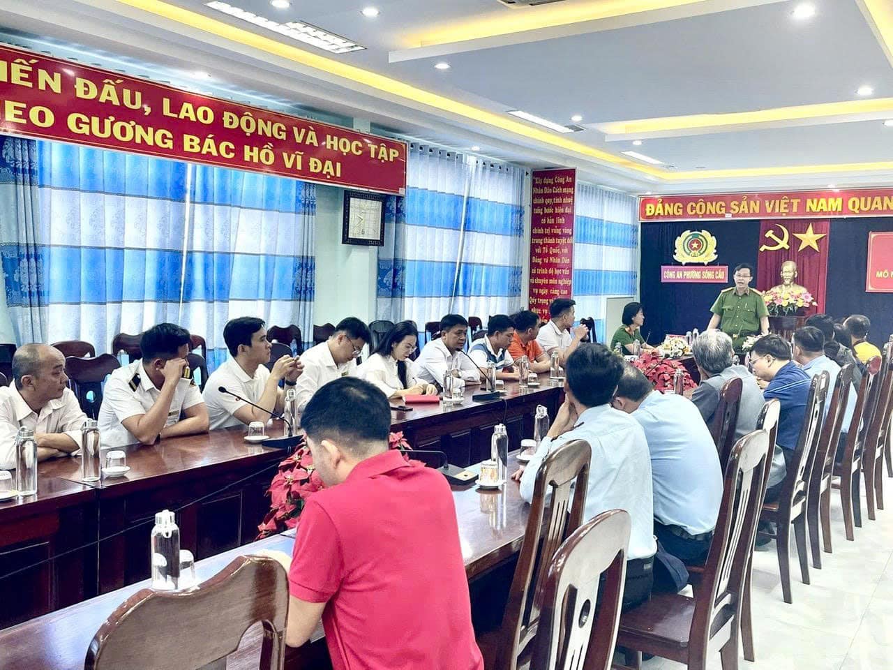 Tuyên truyền, hướng dẫn kỹ năng phòng ngừa, xử lý tình huống Cướp, Cướp giật, Trộm cắp tài sản cho các Chi nhánh, Phòng giao dịch, lực lượng bảo vệ các ngân hàng và chủ cơ sở kinh doanh vàng bạc, đá quý