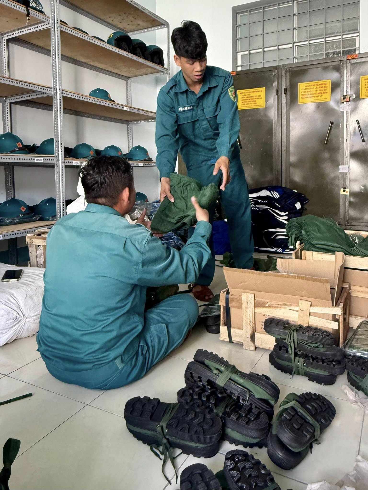 Ban Chỉ huy Quân sự phường Sông Cầu đang tập trung chuẩn bị, kiểm tra để cấp phát quân trang cho thanh niên trúng tuyển Nghĩa vụ Quân sự