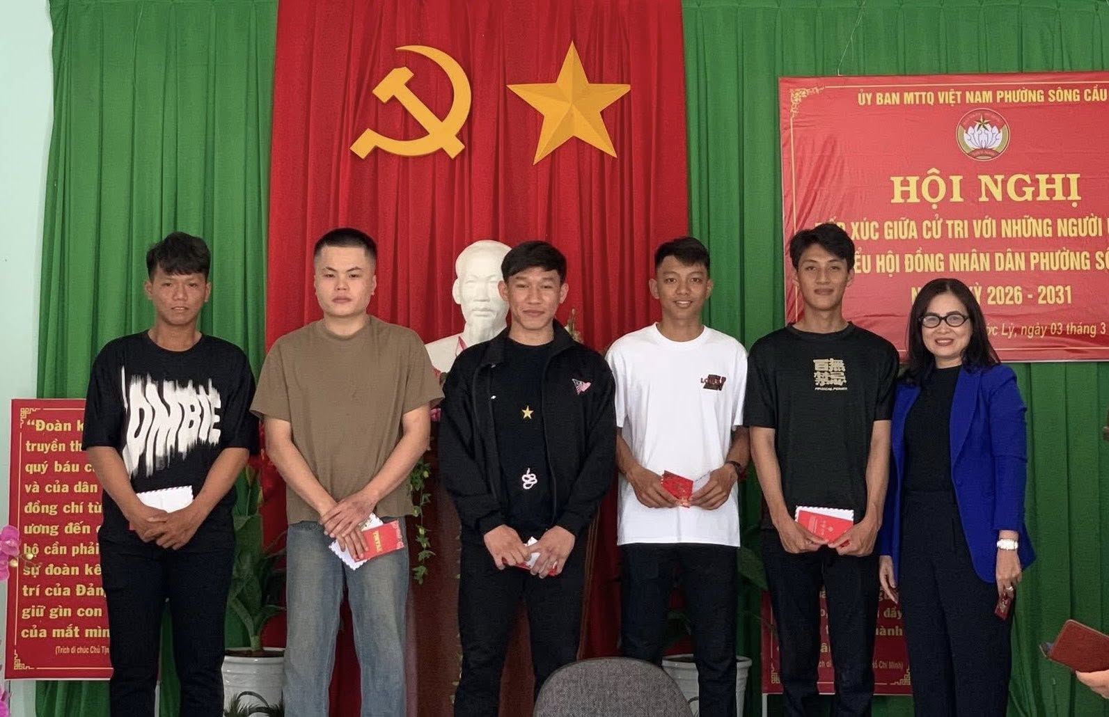 Ủy ban MTTQ Việt Nam phường Sông Cầu phối hợp cùng các tổ chức chính trị - xã hội tổ chức buổi gặp gỡ, động viên thanh niên trúng tuyển nghĩa vụ