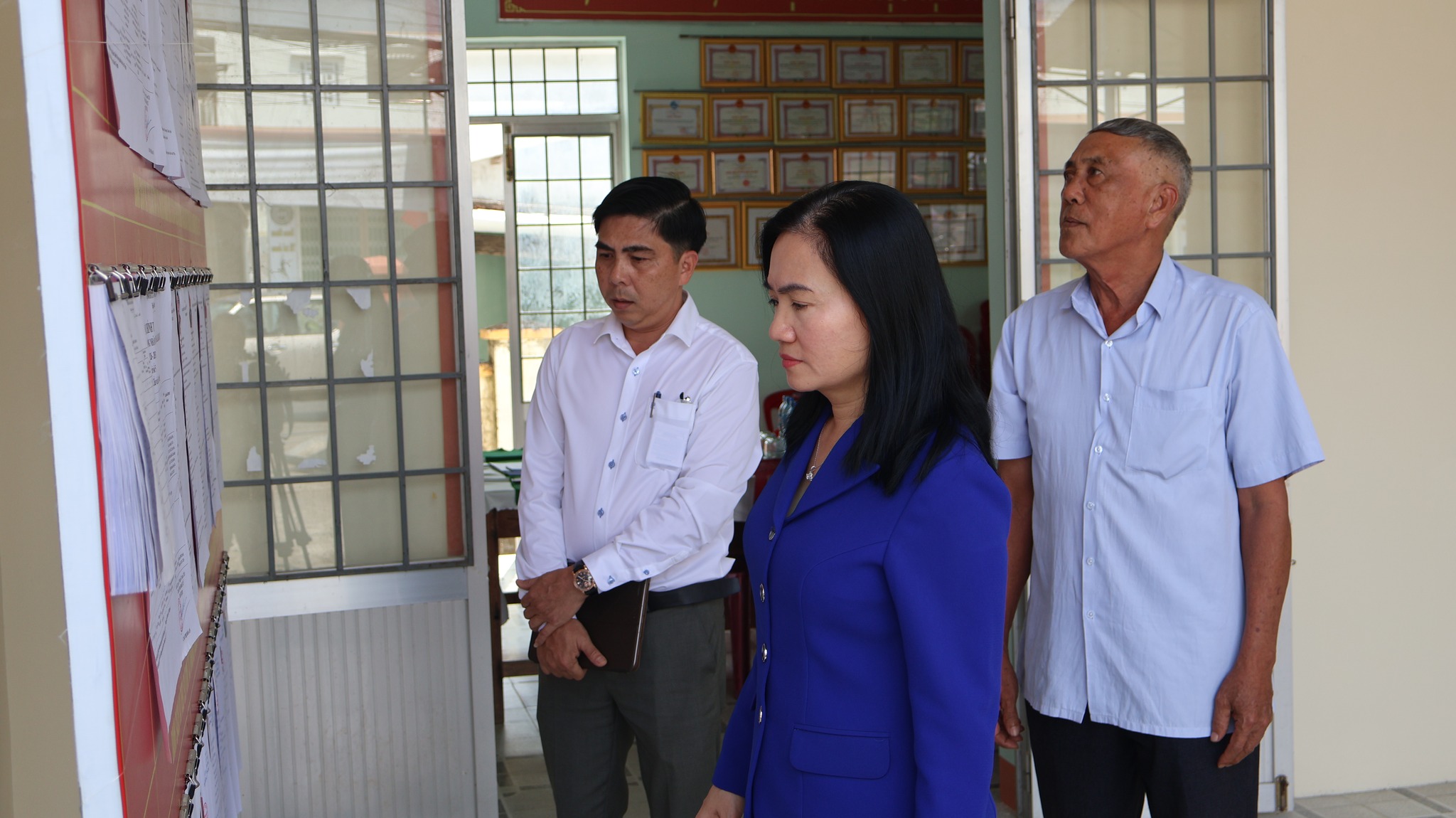 Trưởng Ban Tuyên giáo và Dân vận Tỉnh ủy kiểm tra công tác chuẩn bị bầu cử tại một số điểm bỏ phiếu trên địa bàn phường Sông Cầu