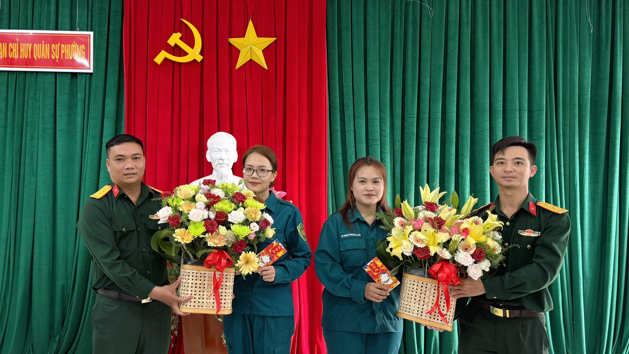 Ban Chỉ huy Quân sự phường chúc mừng nữ chiến sĩ dân quân của đơn vị nhân dịp 8/3