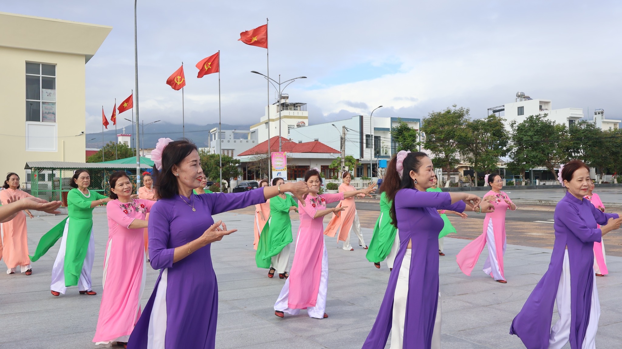 Hội Liên hiệp Phụ nữ phường tổ chức chương trình đồng diễn dân vũ hưởng ứng "Tuần lễ áo dài" năm 2026