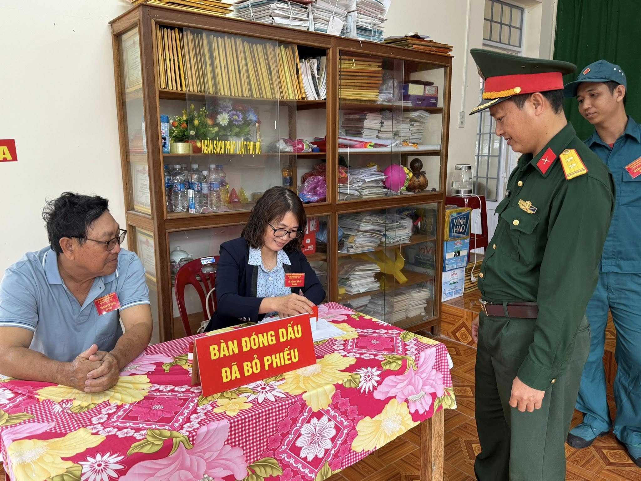 Cán bộ, chiến sĩ Ban Chỉ huy Quân sự phường Sông Cầu tham gia bầu cử đại biểu Quốc hội và đại biểu HĐND các cấp, nhiệm kỳ 2026 - 2031