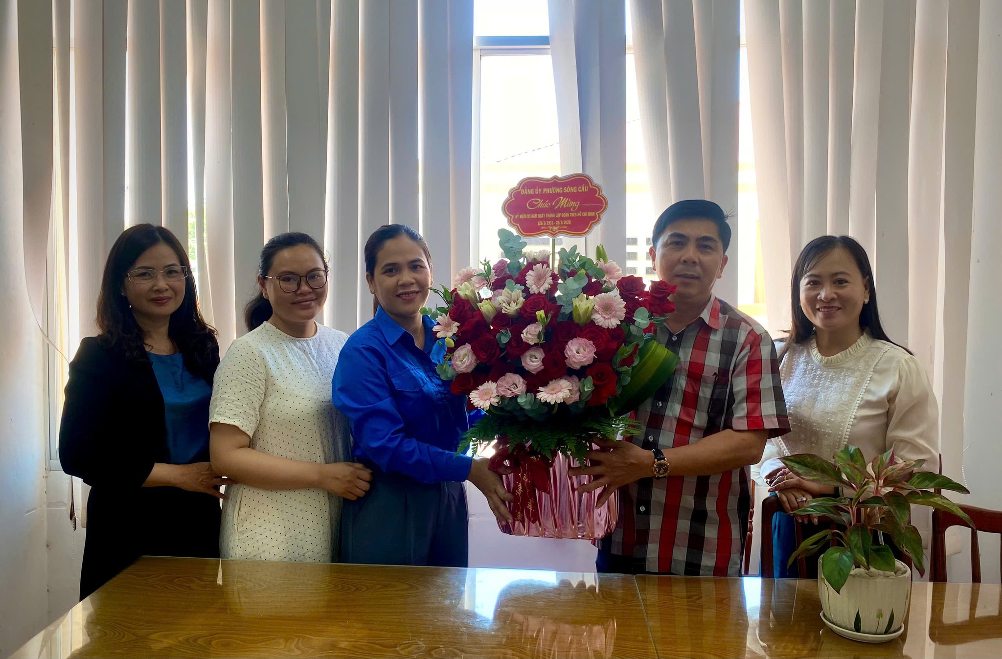 Lãnh đạo phường thăm, chúc mừng Đoàn phường Sông Cầu nhân kỷ niệm 95 năm Ngày thành lập Đoàn TNCS Hồ Chí Minh