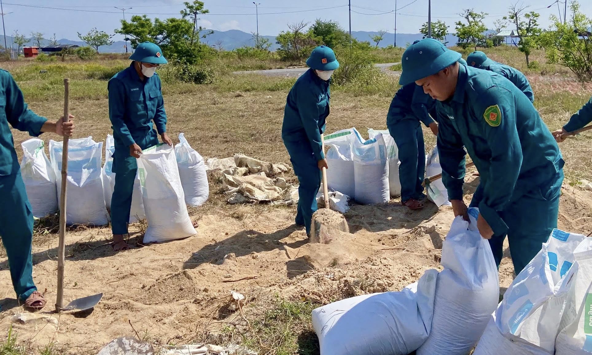 Ban CHQS phường Sông Cầu tập trung triển khai công tác chuẩn bị thao trường phục vụ huấn luyện dân quân năm thứ nhất năm 2026