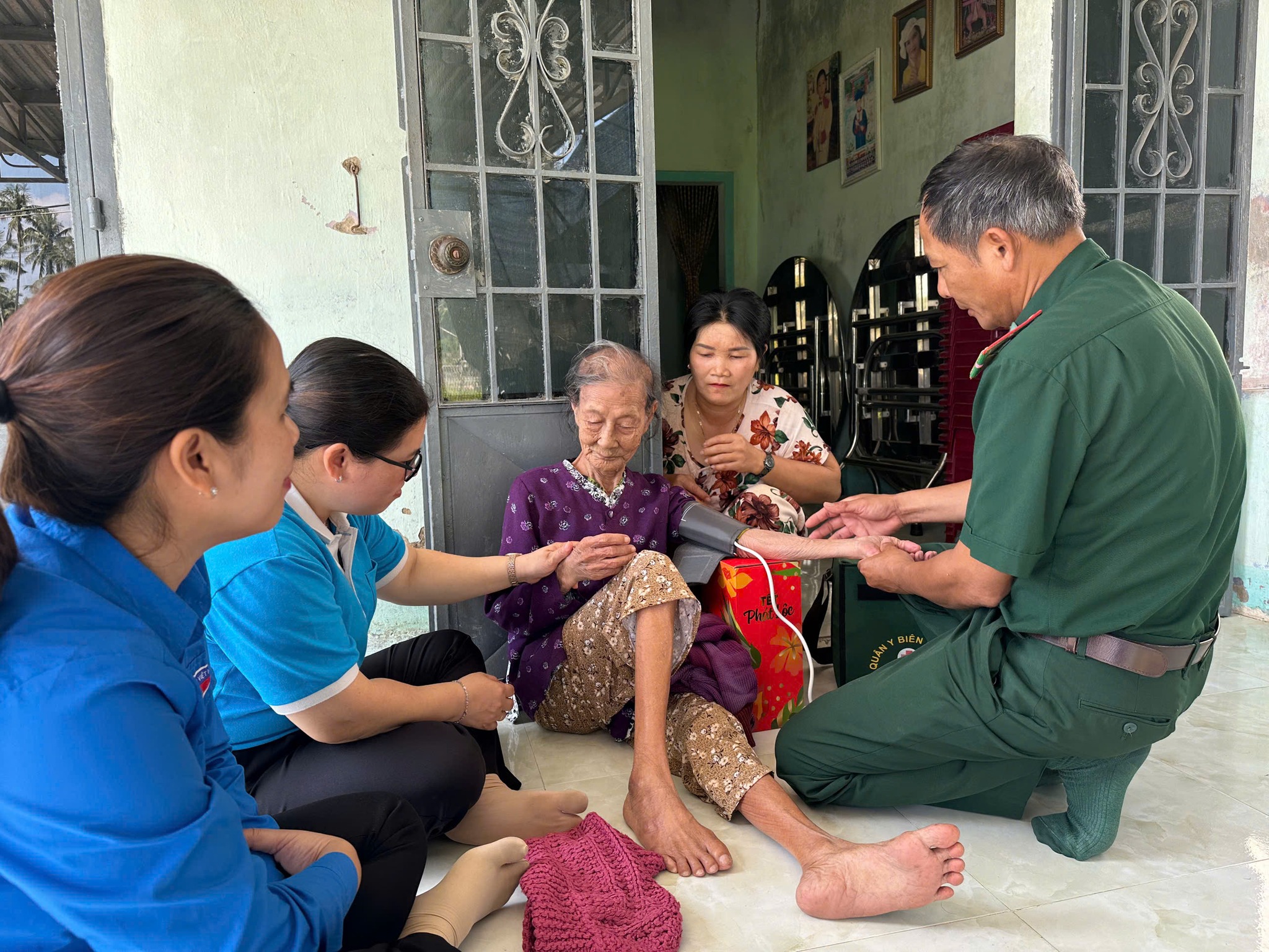 Thăm, tặng quà 02 Mẹ Việt Nam anh hùng trên địa bàn phường nhân kỉ niệm 51 năm Giải phóng Phú Yên