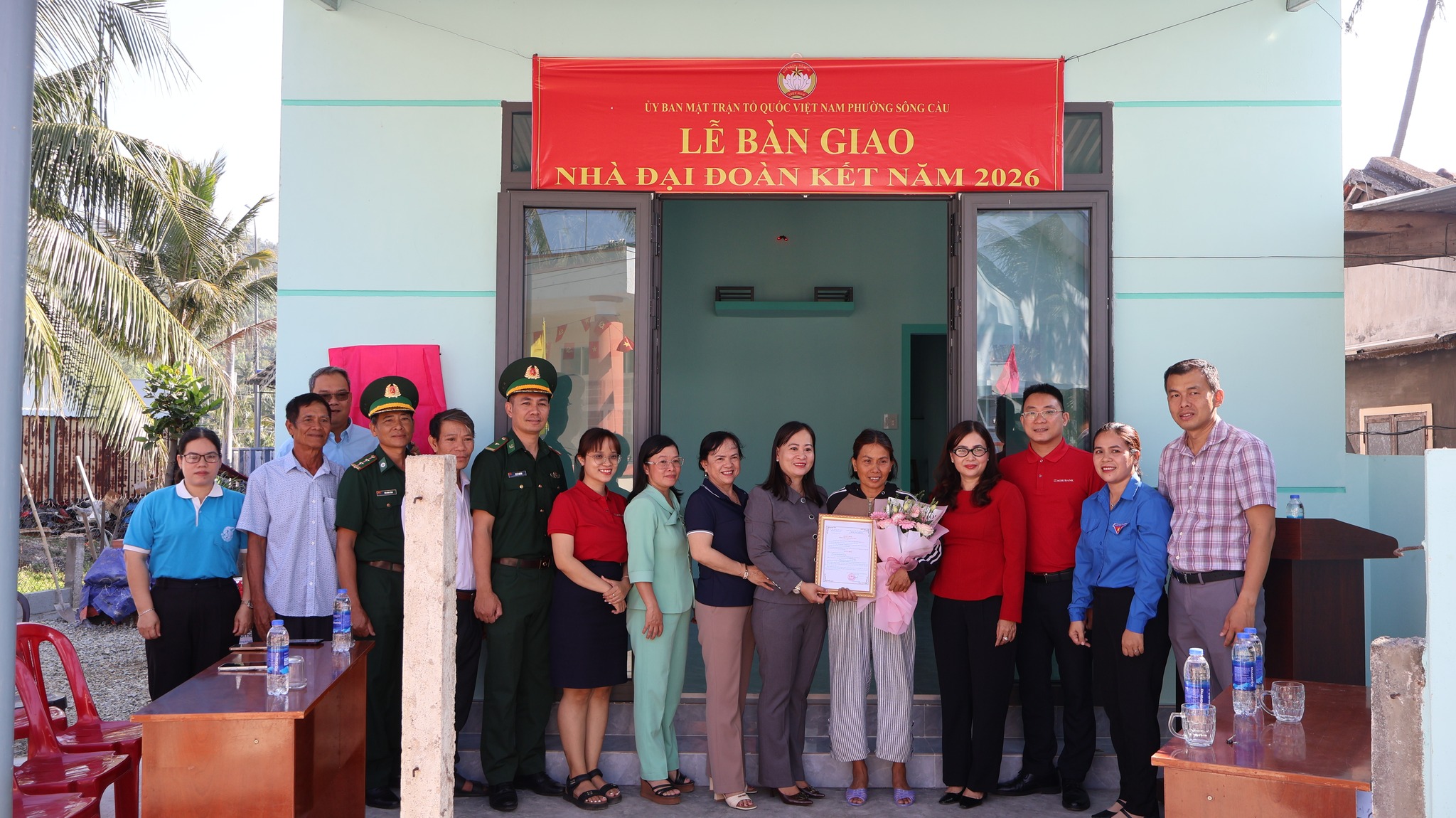 Bàn giao nhà "Đại đoàn kết" cho gia đình có hoàn cảnh khó khăn