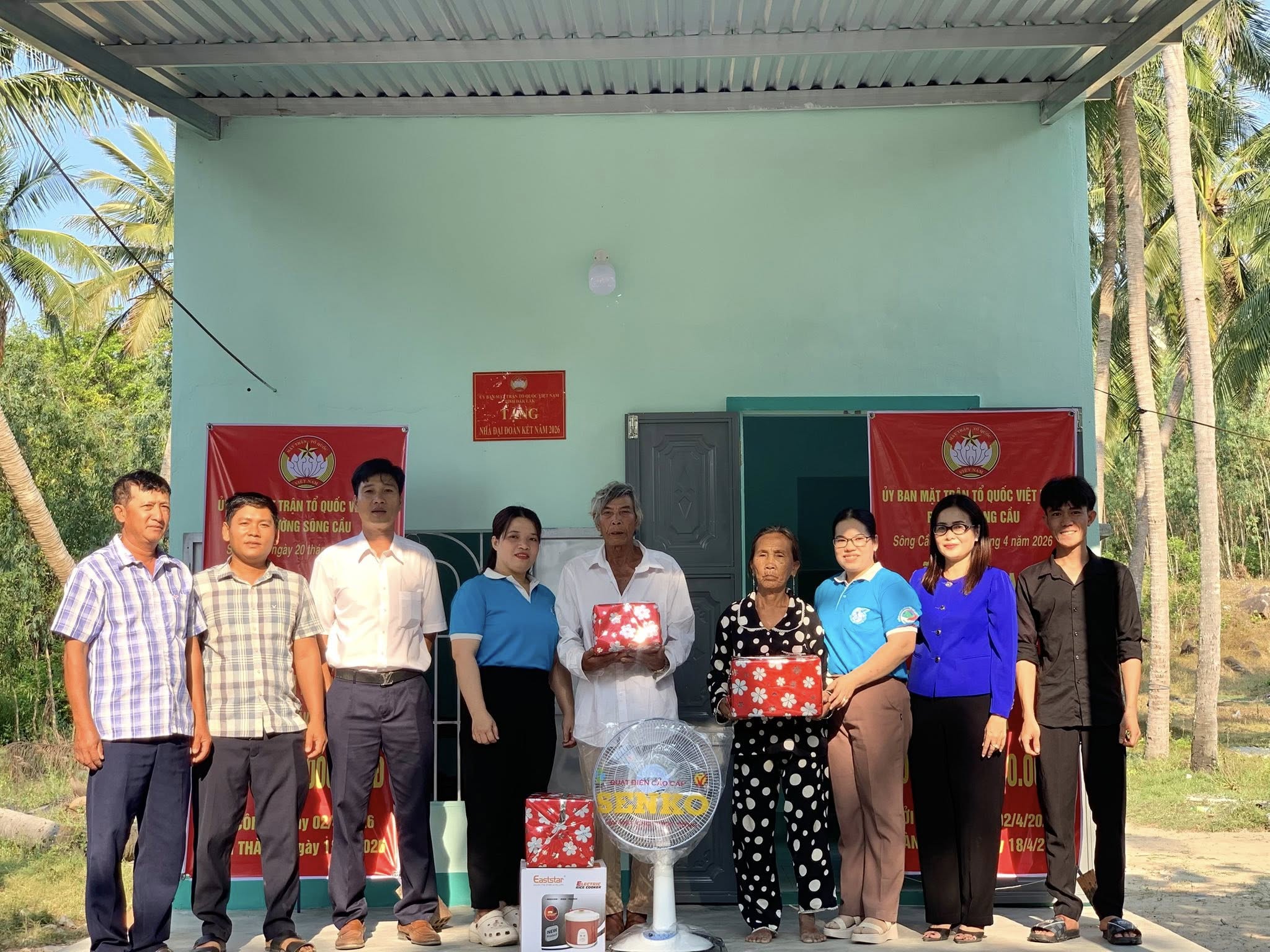 Ủy ban MTTQ Việt Nam phường Sông Cầu bàn giao nhà “Đại Đoàn kết” cho gia đình có hoàn cảnh khó khăn