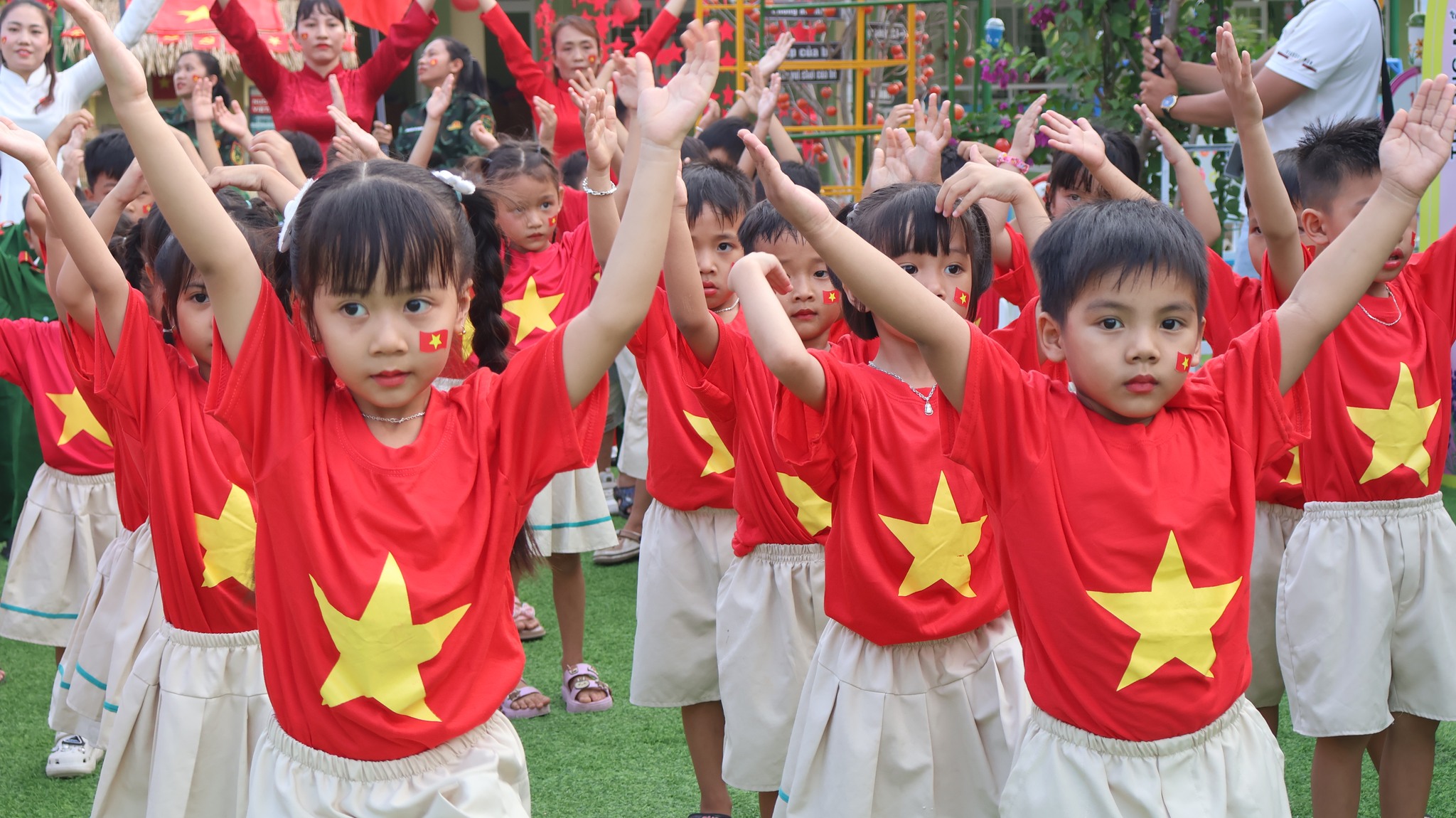 Đồng diễn Flashmob trên nền nhạc Việt Nam I love nhân  kỷ niệm 51 năm Ngày giải phóng Miền Nam, thống nhất đất nước (30/4/1975 - 30/4/2026)