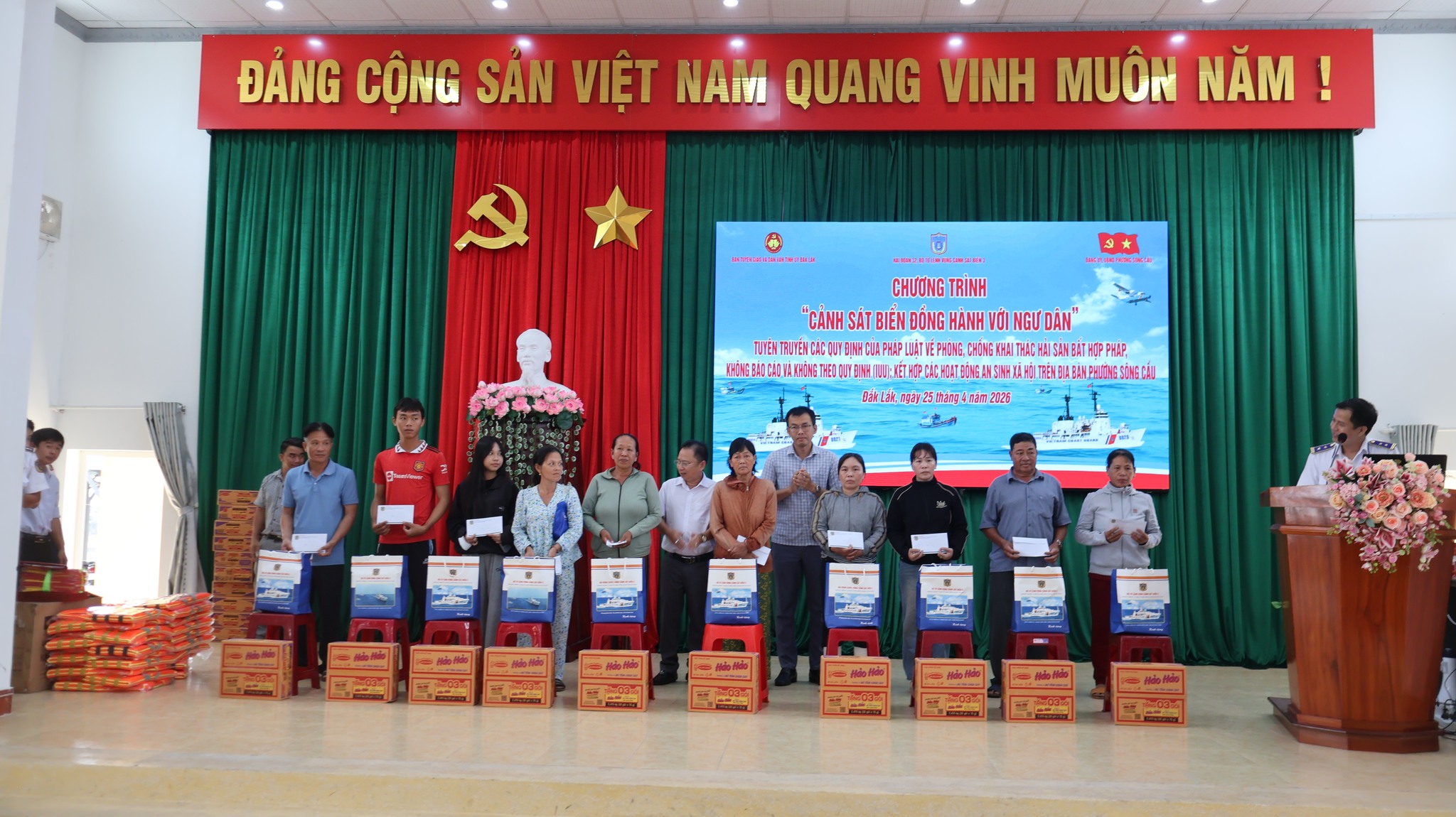 Hải Đoàn 32 Bộ tư lệnh Vùng Cảnh Sát Biển 3 tổ chức Chương trình “Cảnh sát biển đồng hành với ngư dân” tại phường Sông Cầu