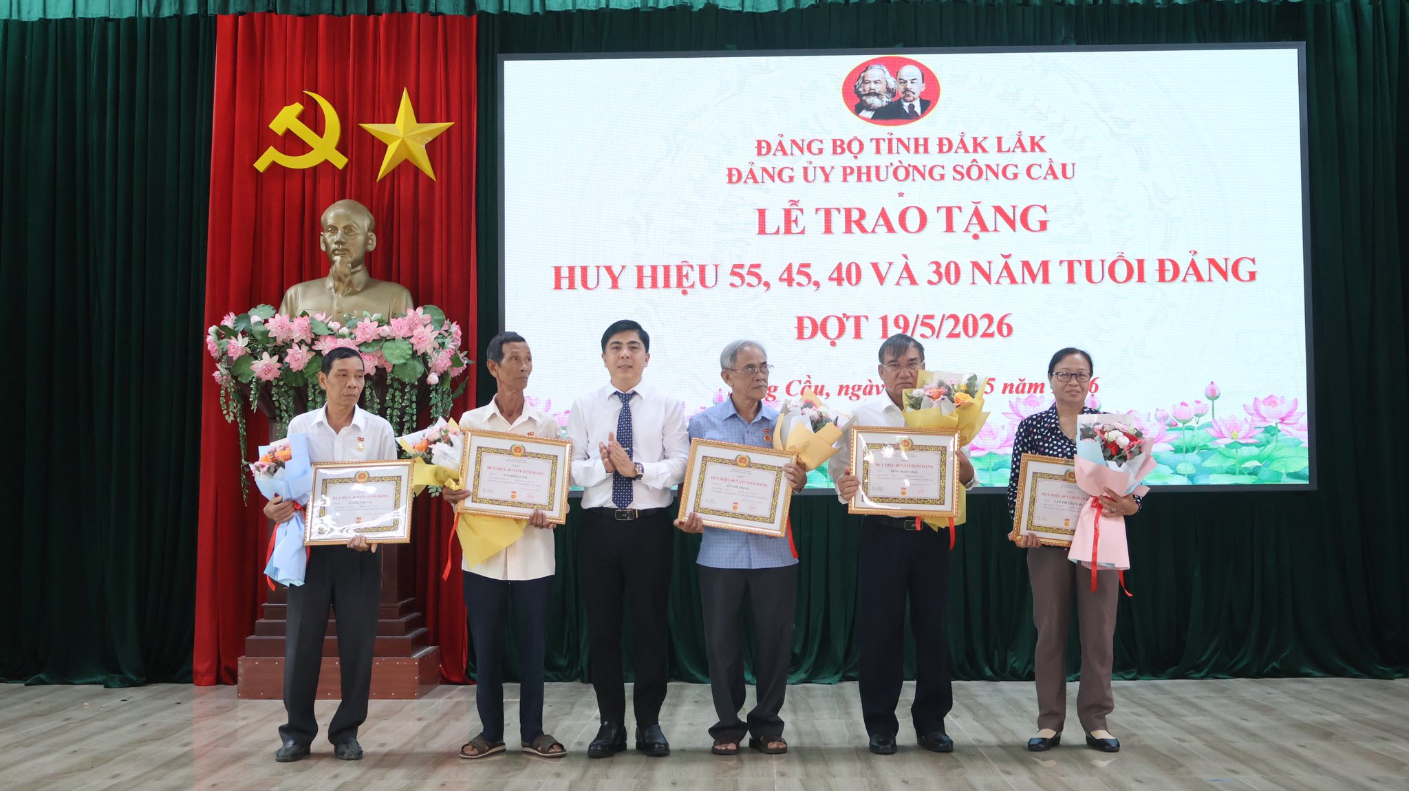 Trao tặng Huy hiệu Đảng cho 10 đảng viên đang sinh hoạt tại các chi bộ trực thuộc Đảng bộ phường Sông Cầu