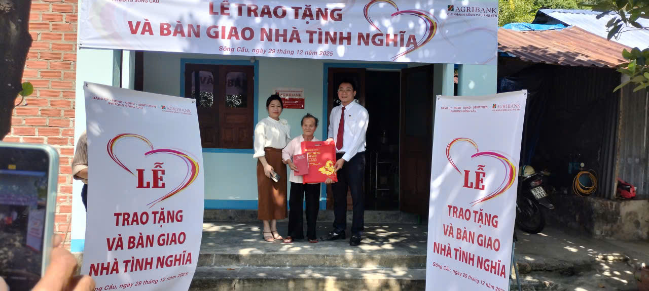 Trao tặng và bàn giao nhà tình nghĩa cho gia đình có hoàn cảnh khó khăn