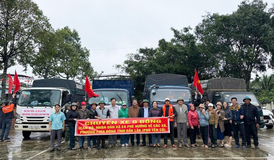 Xã Ea Phê đưa hàng hóa hỗ trợ người dân phường Sông Cầu