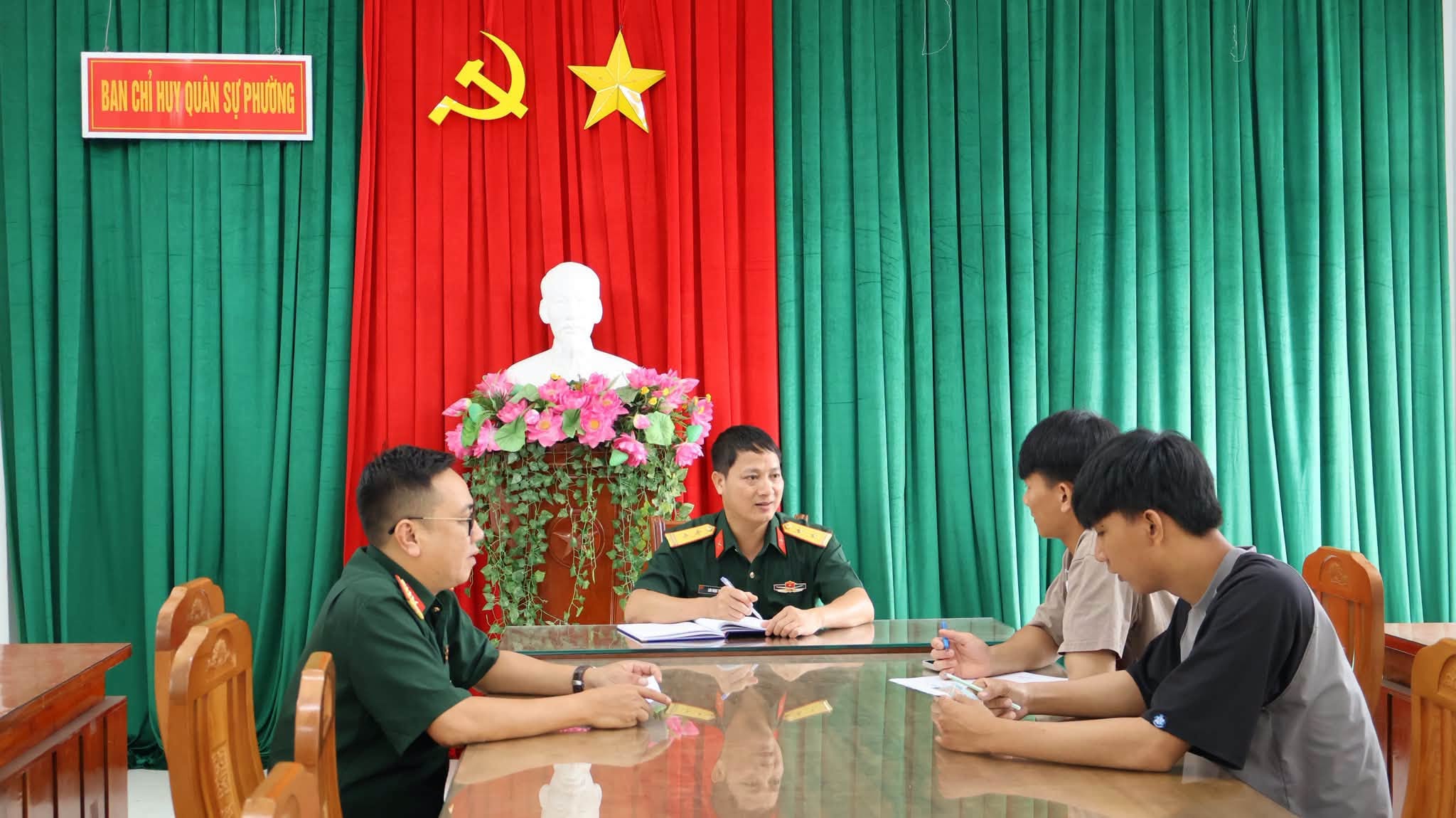 Thanh niên phường Sông Cầu tự nguyện nộp đơn đăng ký thực hiện nghĩa vụ quân sự, thể hiện tinh thần trách nhiệm của tuổi trẻ đối với quê hương và Tổ quốc