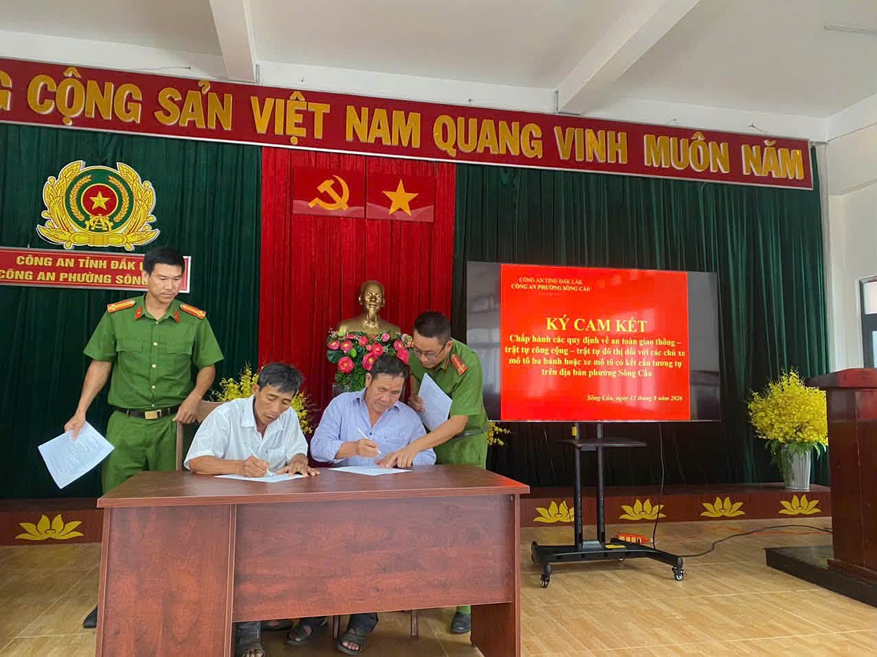 Tuyên truyền, phổ biến pháp luật và ký cam kết chấp hành các quy định về trật tự, an toàn giao thông đối với chủ xe mô tô ba bánh, xe mô tô có kết cấu tương tự