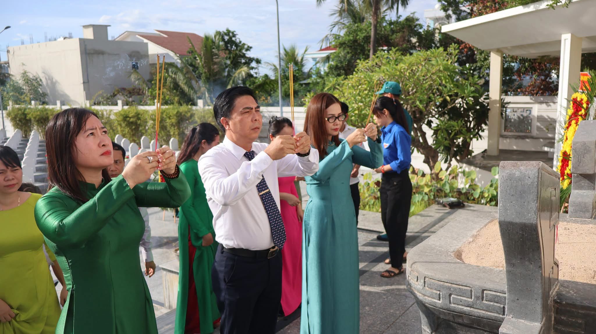 Lễ dâng hương, Lễ viếng Nghĩa trang Liệt sĩ nhân dịp kỷ niệm 81 năm Cách mạng tháng Tám và Quốc khánh nước Cộng hòa xã hội chủ nghĩa Việt Nam