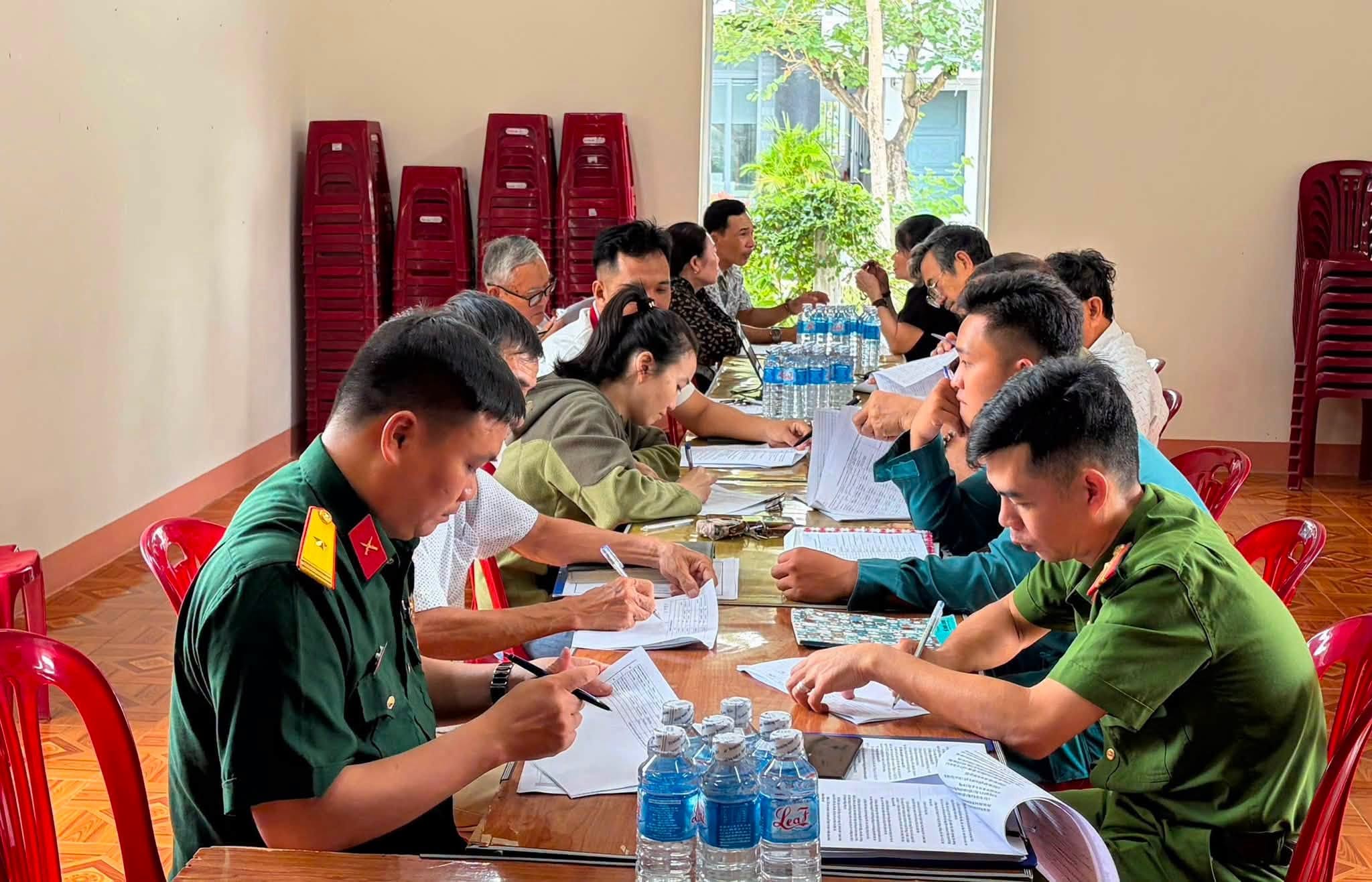 Sông Cầu: Tổ chức rà soát thanh niên trong độ tuổi nhập ngũ và xét duyệt chính trị - chính sách tại các tổ dân phố trên địa bàn phường