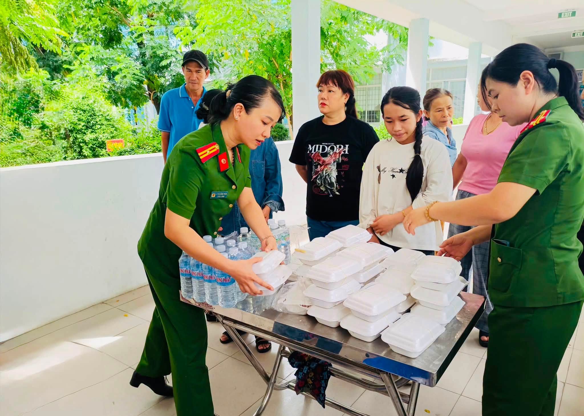 Hội Phụ nữ Công an phường Sông Cầu tổ chức trao tặng những suất cơm nghĩa tình đến các bệnh nhân có hoàn cảnh khó khăn
