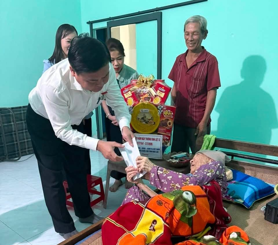 HĐND tỉnh thăm, tặng quà 02 Bà mẹ Việt Nam Anh hùng trên địa bàn phường Sông Cầu